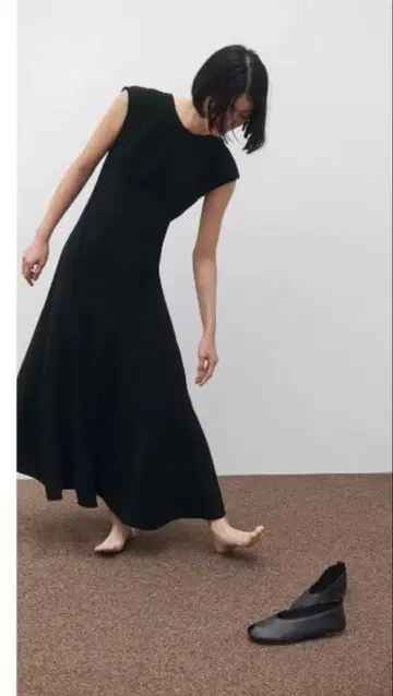 이번 시즌 ZARA/크레이프 소재 롱 원피스/BLK/S/미사용 새상품