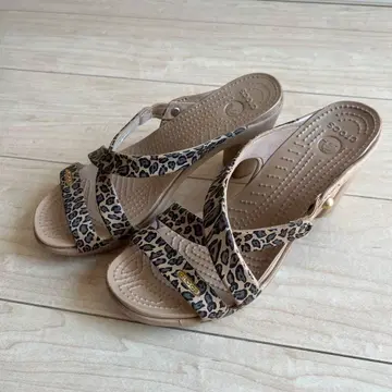 Crocs 레오파드 무늬 웨지힐 샌들
