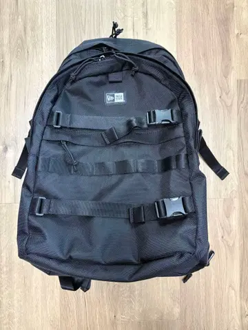 뉴에라 블랙 백팩 35L 블랙 백팩