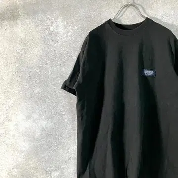 UNIVERSAL OVERALL 반팔 티셔츠 블랙 로고 와펜