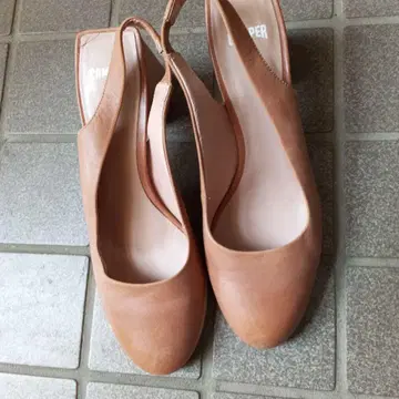 CAMPER 베이지 슬링백 하이힐