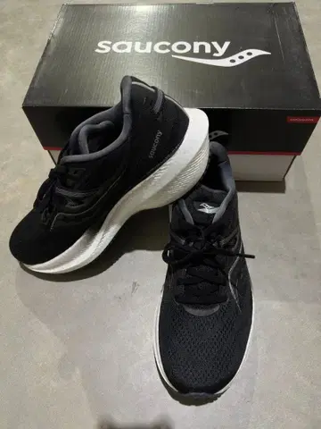 미사용 새상품 SAUCONY TRIUMPH20 25.5cm