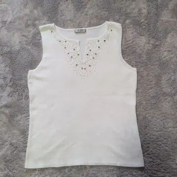 미사용 새상품 JUDY COLLECTION 화이트 비즈 장식 탱크탑