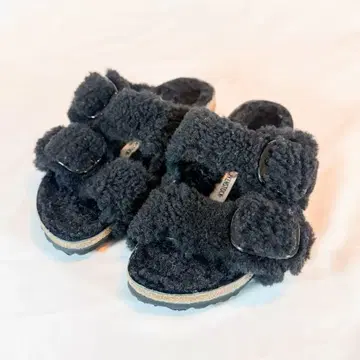 BIRKENSTOCK 애리조나 빅 버클 테디 블랙 23 샌들