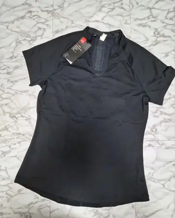 언더 아머 블랙 V넥 셔츠