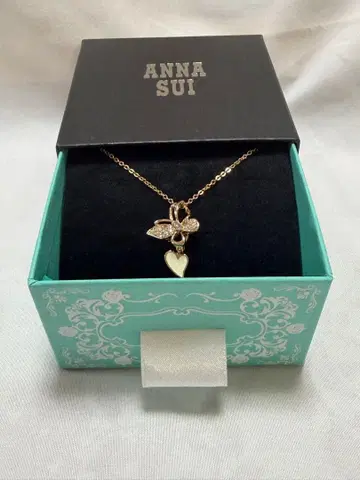 ANNA SUI 안나수이 나비와 하트를 모티브로 한 목걸이 박스 포함