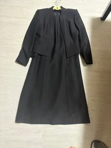 지방시 블랙 포멀 원피스 수트