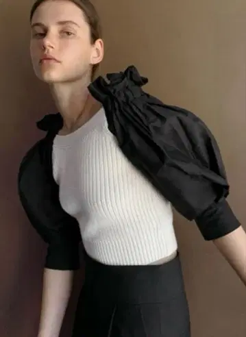 ZARA 대비 디테일 스웨터