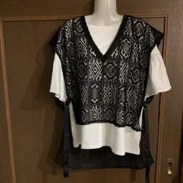 반팔 블라우스와 레이시한 베스트 세트