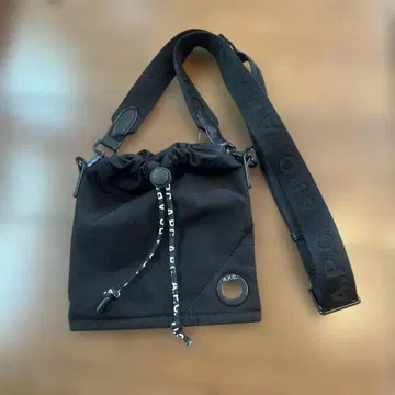 가격 인하 A.P.C. 블랙 숄더백
