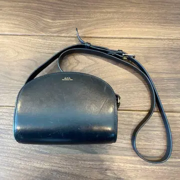 A.P.C. 하프문 백