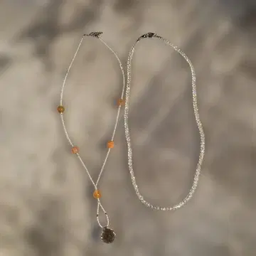 유품 정리 중 목걸이 2개