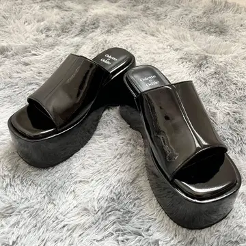 오데트 에 오딜 볼륨 웨지 뮬 24.5cm 블랙 에나멜