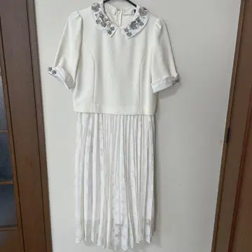 체스티 비쥬 카라 부착 화이트 원피스