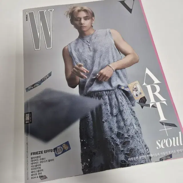 W 코리아 2023 BTS V 커버 잡지