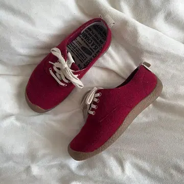 KEEN MOSEY DERBY 펠트 스니커즈 버건디