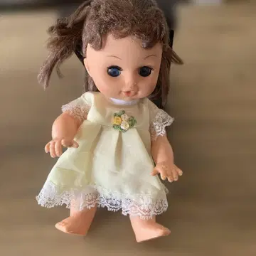 앤티크 레트로 깜빡이는 블루 아이 걸 인형. 빈티지