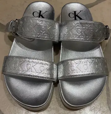 [새상품급] Calvin Klein 로고 샌들 실버 6M