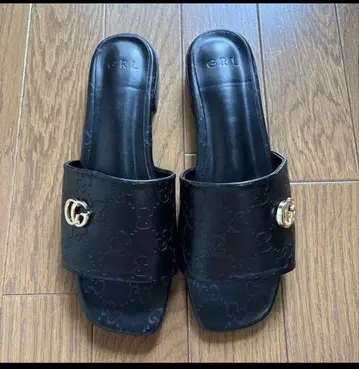 GRL 메탈 로고 스퀘어토 플랫 샌들