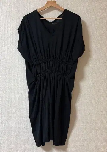 블랙 V넥 개더 롱 원피스 ZUCCA