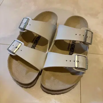 BIRKENSTOCK 화이트 더블 스트랩 샌들 35