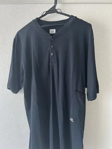 C.P. COMPANY 블랙 헨리넥 T셔츠