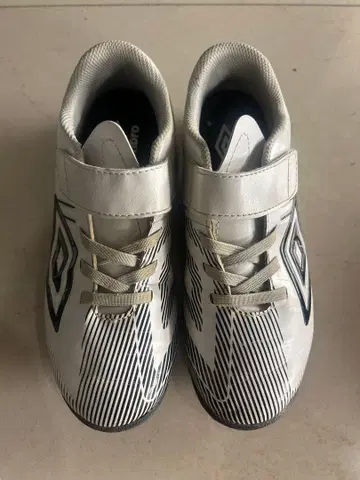 umbro 축구화 화이트 스트라이프