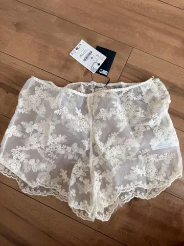 ZARA 아이보리 레이스 숏팬츠 S