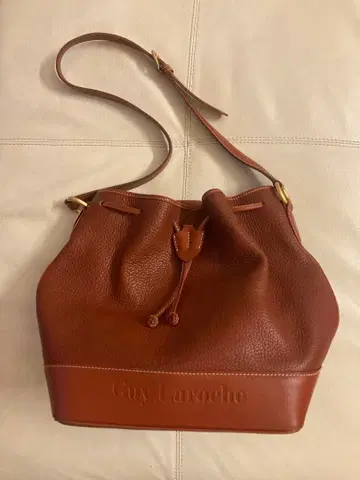 Guy Laroche 브라운 가죽 버킷 백