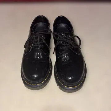 최종 가격 인하 Dr.Martens 블랙 통굽 레이스업 슈즈