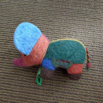 컬러풀한 펠트 코끼리 봉제 인형