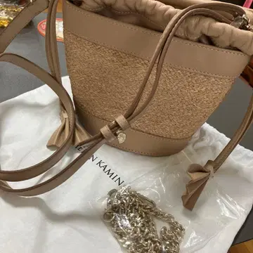 이사 대처분! 레어! 헬렌 카민스키 복조리형 숄더백 베이지