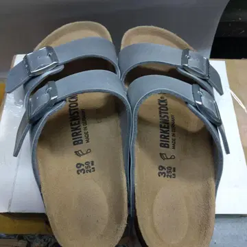 BIRKENSTOCK 그레이 샌들 39 주말 한정판입니다