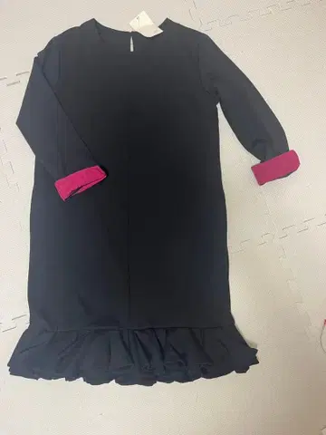 픽시 하트 QVC 블랙과 핑크 프릴 밑단 원피스