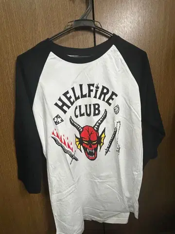 Stranger Things HELLFIRE CLUB T셔츠 S