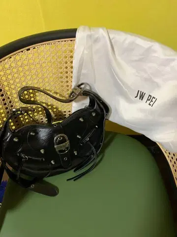 JW PEI 블랙 숄더백