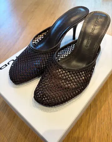 BLACK SUEDE STUDIO 브라운 메쉬 뮬