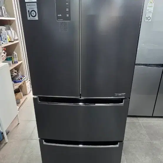 중고2019 엘지 김치냉장고 402리터(김치통풀세트)