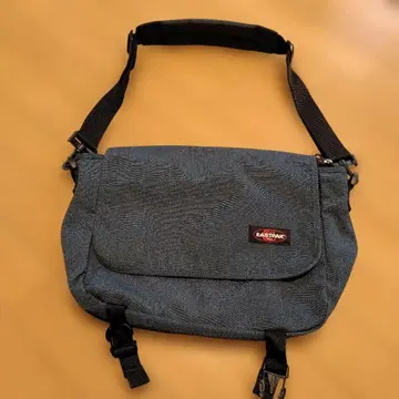 EASTPAK 메신저 백 다크 블루