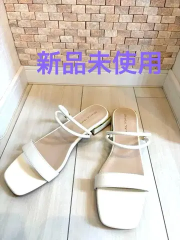 오리엔탈 트래픽 화이트 스트랩 샌들 낮은 굽