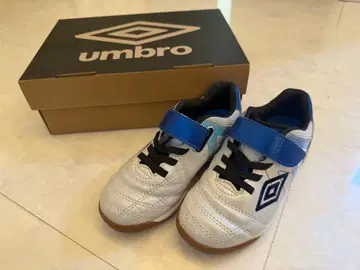 엄브로 축구화?