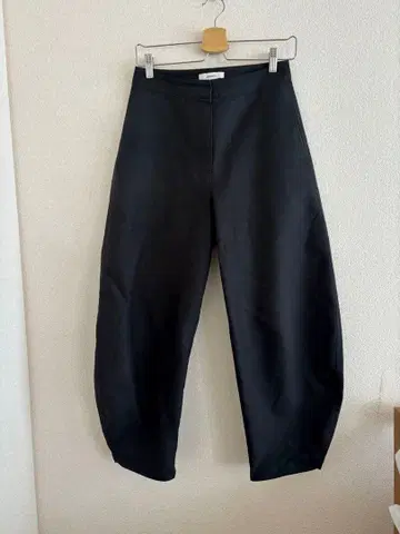 AMOMENTO 블랙 커브 팬츠