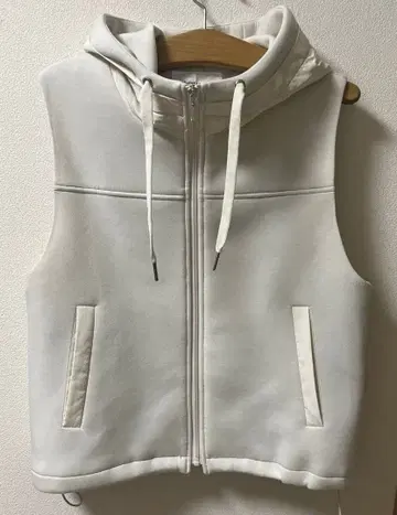 알파벳 이소재 도킹 화이트 후드 부착 베스트