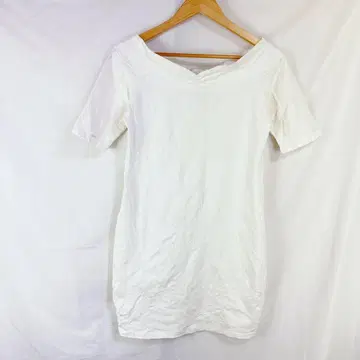 오프숄더풍 상의 칠부 소매 화이트 심플 무지 티셔츠 페미닌