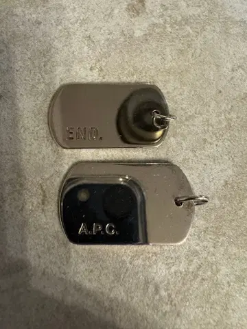 A.P.C. END 도그택 참 액세서리