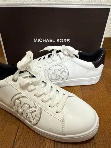 MICHAEL KORS MK 로고 스니커즈 화이트/블랙