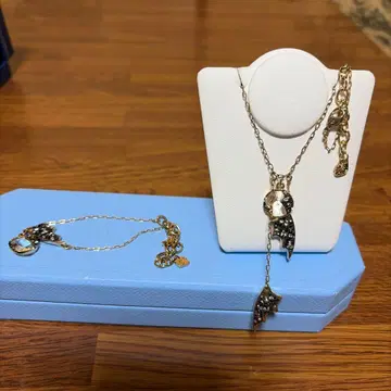 미사용입니다. Swarovski 박쥐 깃털 모티브 목걸이와 팔찌