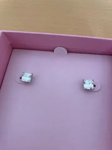 스와로브스키 Stilla Attract 스퀘어 컷 스터드 귀걸이