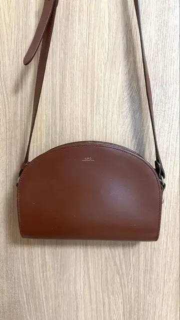 A.P.C. 아페쎄 하프문 가죽 숄더백 브라운