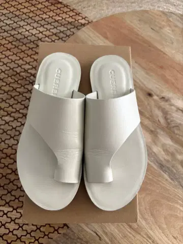 CUEREN 아이보리 샌들 새상품급